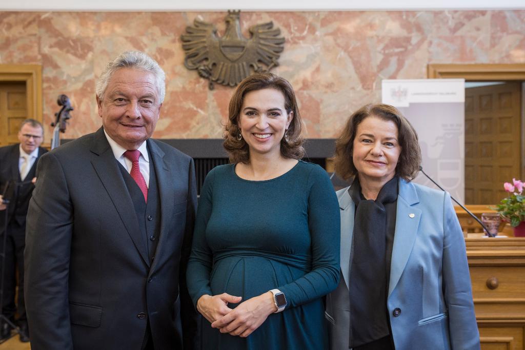 Im Bild von links: Dr. Hans Rathgeb, Dr.in Alma Zadić sowie Mag.a Christina Gumpoldsberger Foto 02