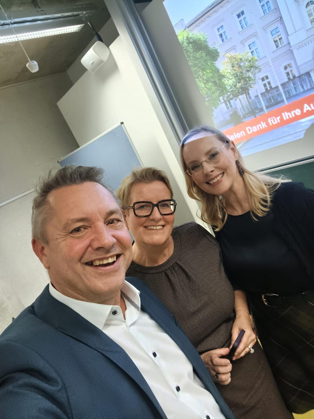 Im Bild von links: Mag. Walter Eichinger, Vizepräsident des LG Linz, Staatsanwältin Mag.a Ulrike Breiteneder und Univ.-Prof.in Dr.in Lyane Sautner, Vorständin des Instituts für Strafrechtswissenschaften