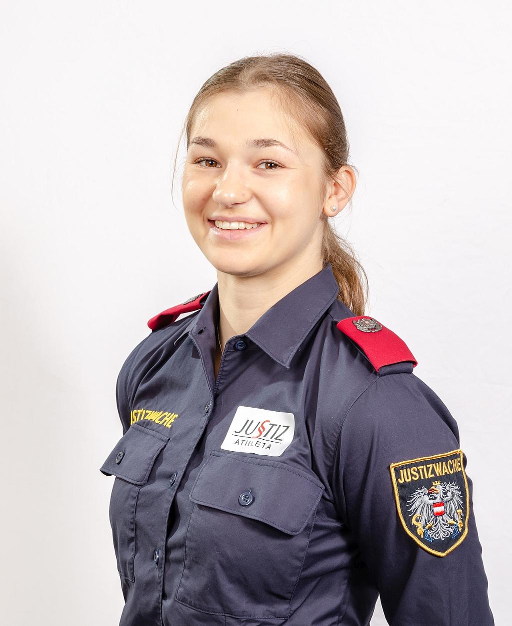 Lisa Tretnjak Lisa Tretnjak